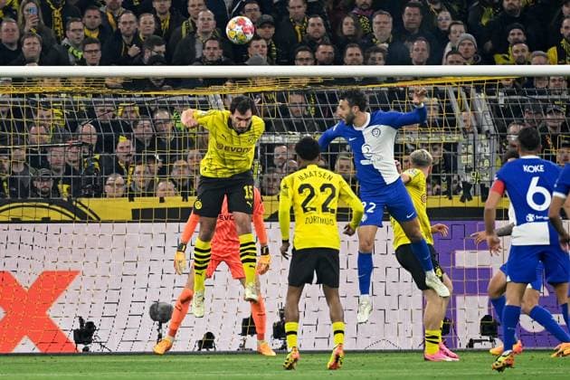 16 04 2024, xjrdrx, Football UEFA Champions League, Borussia Dortmund Atletico Madrid emspor, v l Mats Hummels Borussia Dortmund Mario Hermoso Atletico Madrid Zweikampf, Aktion, action, battle for the ball DFL DFB REGULATIONS PROHIBIT ANY USE OF PHOTOGRAPHS as IMAGE SEQUENCES and or QUASI VIDEO Dortmund