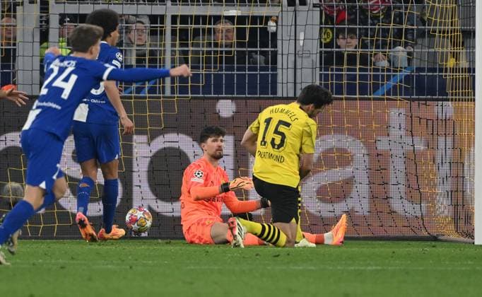 Own goal Mats Hummels Borussia Dortmund , left goalkeeper Gregor Kobel Borussia Dortmund 16 04 2024, Football Champions League, season 2023 2024, quarter-final second leg, Borussia Dortmund Atletico Madrid Dortmund Signal Iduna Park Nordrhein Westfalen Germany Team2