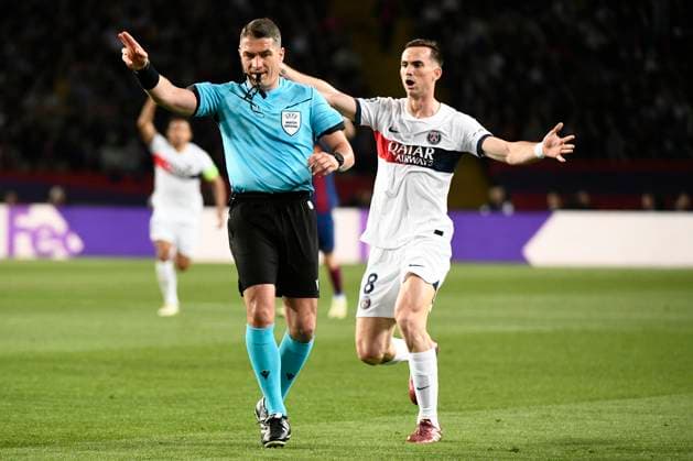 Istvan Kovacs (ROU), arbitre, Fabien RUIZ (PSG) quart de final retour de la Ligue des Champions opposant le FC Barcelona, Barca au Paris Saint Germain le 16 avril 2024 au Estadi Olimpic Lluis Companys a Barcelone, Espagne. FOOTBALL : FC Barcelone vs Paris Saint Germain - Ligue des Champions - 16 04 2024 ValentinaClaret Panoramic 