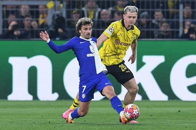 Soccer Champions League quarter final Borussia Dortmund Atletico Madrid on 16 04 2024 at Signal Iduna Park in Dortmund Antoine Griezmann Madrid , front Julian Ryerson Dortmund , back xRx