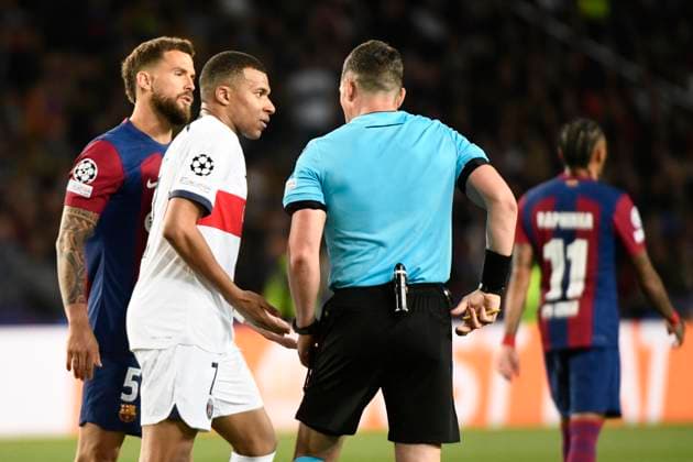 Carton jaune Kylian MBAPPE (PSG) quart de final retour de la Ligue des Champions opposant le FC Barcelona, Barca au Paris Saint Germain le 16 avril 2024 au Estadi Olimpic Lluis Companys a Barcelone, Espagne. FOOTBALL : FC Barcelone vs Paris Saint Germain - Ligue des Champions - 16 04 2024 ValentinaClaret Panoramic 