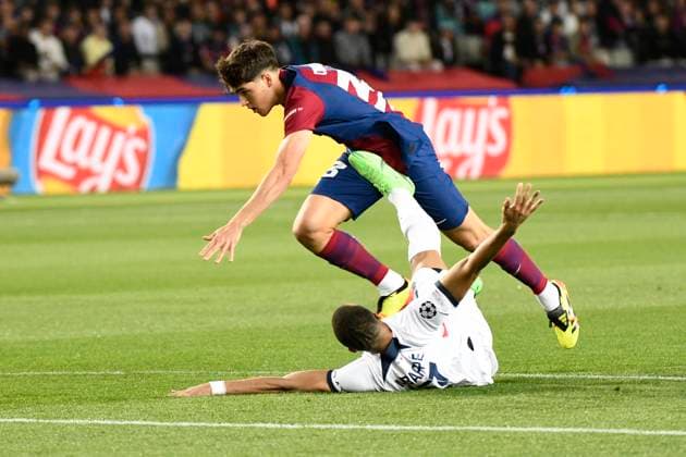 Jules KUNDE (FCB), Kylian MBAPPE (PSG) quart de final retour de la Ligue des Champions opposant le FC Barcelona, Barca au Paris Saint Germain le 16 avril 2024 au Estadi Olimpic Lluis Companys a Barcelone, Espagne. FOOTBALL : FC Barcelone vs Paris Saint Germain - Ligue des Champions - 16 04 2024 ValentinaClaret Panoramic 
