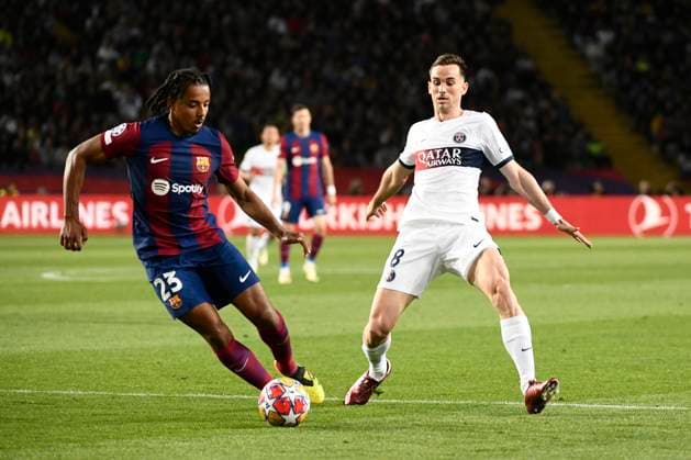 Jules KUNDE (FCB), Fabien RUIZ (PSG) quart de final retour de la Ligue des Champions opposant le FC Barcelona, Barca au Paris Saint Germain le 16 avril 2024 au Estadi Olimpic Lluis Companys a Barcelone, Espagne. FOOTBALL : FC Barcelone vs Paris Saint Germain - Ligue des Champions - 16 04 2024 ValentinaClaret Panoramic 