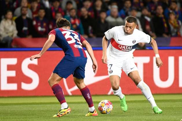 Kylian MBAPPE (PSG) quart de final retour de la Ligue des Champions opposant le FC Barcelona, Barca au Paris Saint Germain le 16 avril 2024 au Estadi Olimpic Lluis Companys a Barcelone, Espagne. FOOTBALL : FC Barcelone vs Paris Saint Germain - Ligue des Champions - 16 04 2024 ValentinaClaret Panoramic 