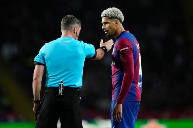 FC Barcelona, Barca v Paris Saint-Germain: Quarter-final Second Leg - UEFA Champions League 2023 24 Ronald Araujo centre-back of Barcelona and Uruguay prtest to referee Istvan Kovacs during the UEFA Champions League quarter-final second leg match between FC Barcelona and Paris Saint-Germain at Estadi Olimpic Lluis Companys on April 16, 2024 in Barcelona, Spain. Barcelona Spain  Copyright: xJosexBretonx originalFilename:breton-fcbarcel240416_npSgp.jpg