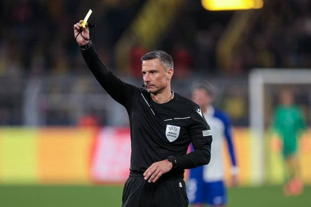16 04 2024, Football, Season 2023 2024, UEFA Champions League, UCL, Quarter-final, Round 2, Second leg, Borussia Dortmund Atletico Madrid, Referee Slavko Vincic SVN shows the yellow card, Dortmund Signal Iduna Park NRW Germany xRHR PHOTO DEx Copyright: DennisxEwert RHR-FOTOx RHR-FOTO DE