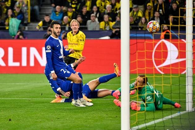 16 04 2024, xjrdrx, football UEFA Champions League, Borussia Dortmund Atletico Madrid emspor, v l Julian Brandt Borussia Dortmund scores the goal 1 0 Jan Oblak Atletico Madrid DFL DFB REGULATIONS PROHIBIT ANY USE OF PHOTOGRAPHS as IMAGE SEQUENCES and or QUASI VIDEO Dortmund