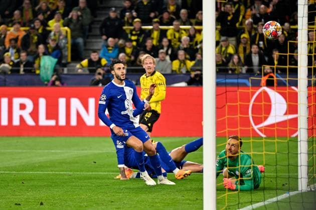 16 04 2024, xjrdrx, football UEFA Champions League, Borussia Dortmund Atletico Madrid emspor, v l Julian Brandt Borussia Dortmund scores the goal 1 0 Jan Oblak Atletico Madrid DFL DFB REGULATIONS PROHIBIT ANY USE OF PHOTOGRAPHS as IMAGE SEQUENCES and or QUASI VIDEO Dortmund