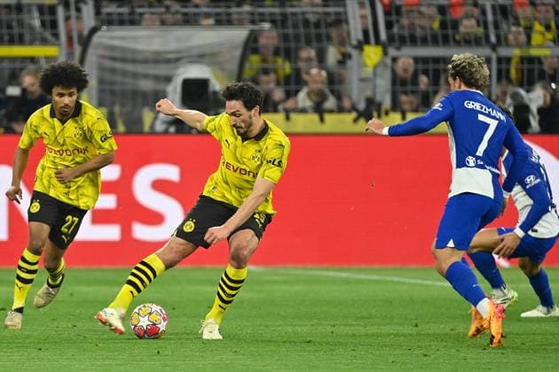 16 04 2024, xjrdrx, Football UEFA Champions League, Borussia Dortmund Atletico Madrid emspor, v l Mats Hummels Borussia Dortmund Antoine Griezmann Atletico Madrid Zweikampf, Aktion, action, battle for the ball DFL DFB REGULATIONS PROHIBIT ANY USE OF PHOTOGRAPHS as IMAGE SEQUENCES and or QUASI VIDEO Dortmund