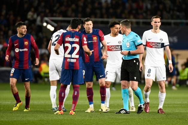 Carton jaune Yellow card Robert LEWANDOWSKI (FCB) quart de final retour de la Ligue des Champions opposant le FC Barcelona, Barca au Paris Saint Germain le 16 avril 2024 au Estadi Olimpic Lluis Companys a Barcelone, Espagne., Istvan Kovacs (ROU), arbitre; FOOTBALL : FC Barcelone vs Paris Saint Germain - Ligue des Champions - 16 04 2024 ValentinaClaret Panoramic 