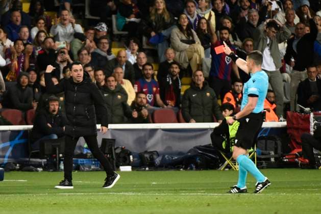 Carton rouge Red card Xavi, entraineur du FCB quart de final retour de la Ligue des Champions opposant le FC Barcelona, Barca au Paris Saint Germain le 16 avril 2024 au Estadi Olimpic Lluis Companys a Barcelone, Espagne. FOOTBALL : FC Barcelone vs Paris Saint Germain - Ligue des Champions - 16 04 2024 ValentinaClaret Panoramic 