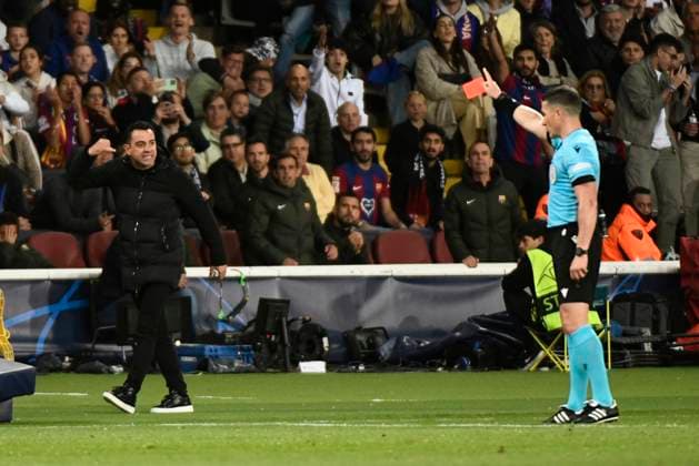 Sport Bilder des Tages Carton rouge Red card Xavi, entraineur du FCB quart de final retour de la Ligue des Champions opposant le FC Barcelona, Barca au Paris Saint Germain le 16 avril 2024 au Estadi Olimpic Lluis Companys a Barcelone, Espagne. FOOTBALL : FC Barcelone vs Paris Saint Germain - Ligue des Champions - 16 04 2024 ValentinaClaret Panoramic 