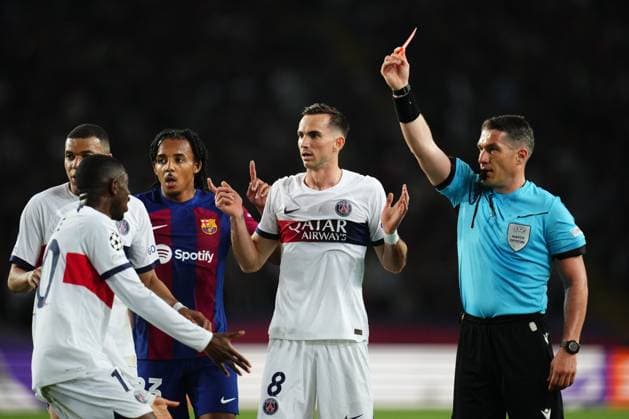 The referee shows red card to Ronald Araujo of FC Barcelona, Barca FC Barcelona v Paris Saint Germain PSG. UEFA Champions League match. Quarter-finals, second leg. Football, Lluis Companys Stadium, Madrid, Spain - 16 April 2024 Editorial use only  Copyright: xBaguxBlanco PRESSINPHOTO Shutterstockx 14438449s