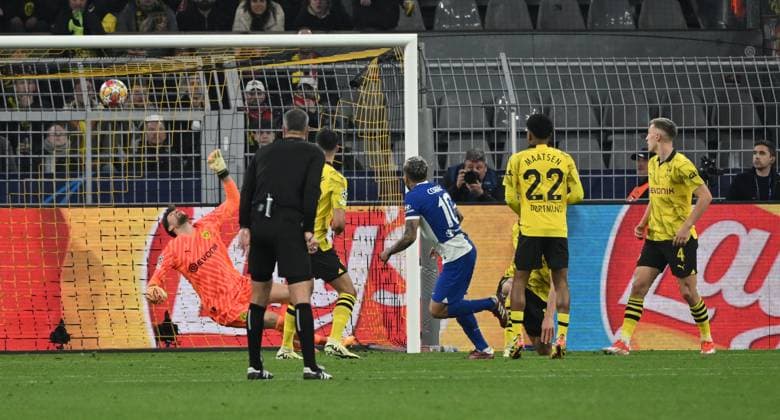 Angel Correa Atletico Madrid , mi , scores the goal to 2 2, left goalkeeper Gregor Kobel Borussia Dortmund 16 04 2024, Football Champions League, season 2023 2024, quarter-final second leg, Borussia Dortmund Atletico Madrid Dortmund Signal Iduna Park Nordrhein Westfalen Germany Team2