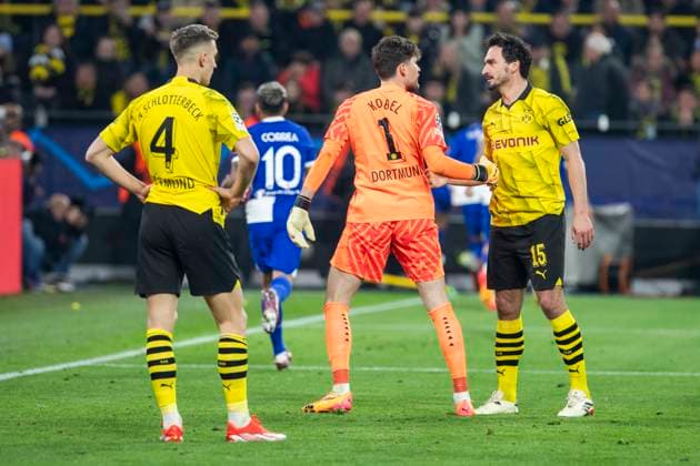 UEFA Champions League, Borussia Dortmund Atletico Madrid, 16 04 2023 Nico Schlotterbeck Borussia Dortmund, 4 , Gregor Kobel Borussia Dortmund, 1 and Mats Hummels Borussia Dortmund, 15 after conceding a goal UEFA Champions League, Borussia Dortmund Atletico Madrid, second leg quarter-final, on 16 04 2023, Signal Iduna Park, Dortmund UEFA regulations prohibit any use of photographs as image sequences and or quasi video Copyright: xBEAUTIFULxSPORTS Meuselx