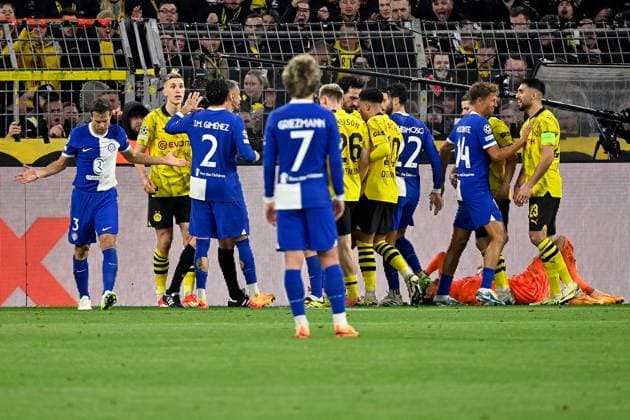 16 04 2024, xjrdrx, Football UEFA Champions League, Borussia Dortmund Atletico Madrid emspor, v l pack formation after the clash Cesar Azpilicueta Atletico Madrid with Gregor Kobel Borussia Dortmund DFL DFB REGULATIONS PROHIBIT ANY USE OF PHOTOGRAPHS as IMAGE SEQUENCES and or QUASI VIDEO Dortmund