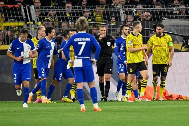 16 04 2024, xjrdrx, Football UEFA Champions League, Borussia Dortmund Atletico Madrid emspor, v l pack formation after the clash Cesar Azpilicueta Atletico Madrid with Gregor Kobel Borussia Dortmund DFL DFB REGULATIONS PROHIBIT ANY USE OF PHOTOGRAPHS as IMAGE SEQUENCES and or QUASI VIDEO Dortmund