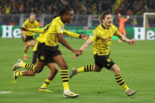Champions League Borussia Dortmund Atletico Madrid on 16 04 2024 at Signal Iduna Park in Dortmund Cheers, goal celebration, goal scorer, goal scorer Marcel Sabitzer Dortmund 20 celebrates with the team after his goal to make it 4 to 2 MH