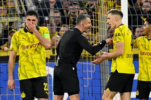 16 04 2024, xjrdrx, football UEFA Champions League, Borussia Dortmund Atletico Madrid emspor, v l referee referee Slavko Vincic gestures gives instructions with his arms gesticulate gives instructions, gesticulate Nico Schlotterbeck Borussia Dortmund DFL DFB REGULATIONS PROHIBIT ANY USE OF PHOTOGRAPHS as IMAGE SEQUENCES and or QUASI VIDEO Dortmund