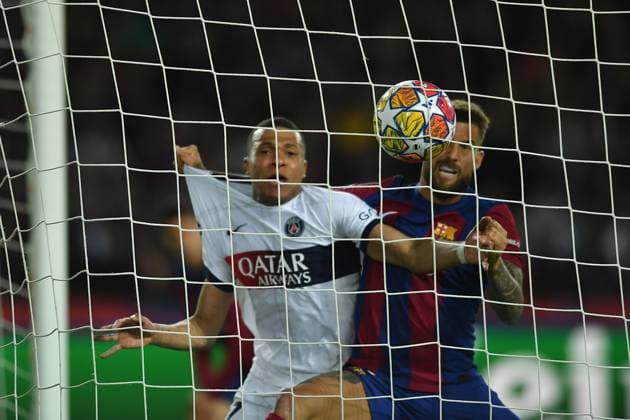 Sport Bilder des Tages FC Barcelona, Barca v PARIS SAINT-GERMAIN OLIMPIC STADIUM LLUIS COMPANYS. MONTJUIC,BARCELONA. APRIL 16,2024 FC BARCELONA vs PARIS SAINT-GERMAIN April 16,2024 (07) Kylian Mbappe of PSG and Ãnigo Martinez (5 ) of FC Barcelonam look how Dembele scores during the soccer match corresponding to the quarter-final tie of the Champions League between FC Barcelona and Paris Saint-Germain at Olimpic Stadium Lluis Companys of MontjuÃ¯c in Barcelona, Spain. Barcelona ESP Copyright: xS.xRosx