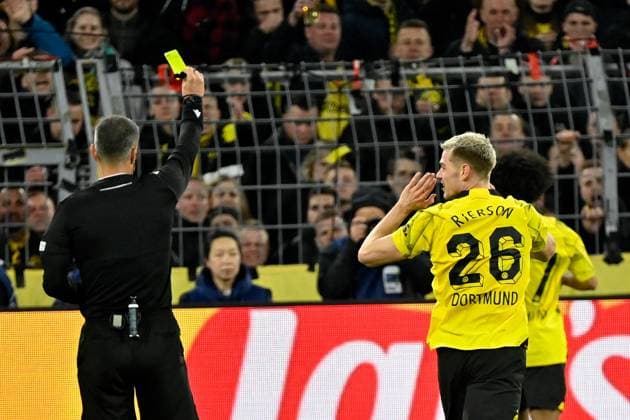 16 04 2024, xjrdrx, Football UEFA Champions League, Borussia Dortmund Atletico Madrid emspor, v l Referee Referee Slavko Vincic shows Julian Ryerson Borussia Dortmund the yellow card DFL DFB REGULATIONS PROHIBIT ANY USE OF PHOTOGRAPHS as IMAGE SEQUENCES and or QUASI VIDEO Dortmund