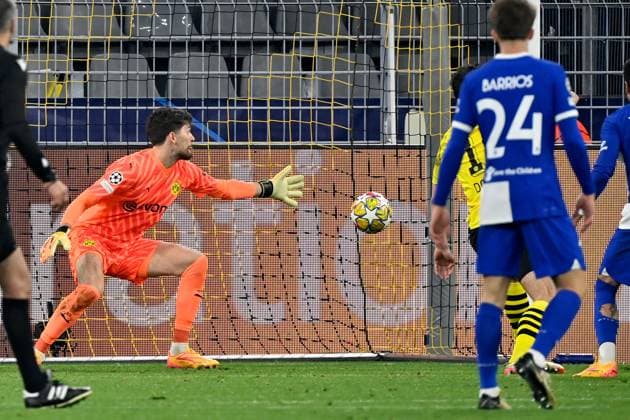 16 04 2024, xjrdrx, football UEFA Champions League, Borussia Dortmund Atletico Madrid emspor, v l own goal by Mats Hummels Borussia Dortmund to 2 1 Gregor Kobel Borussia Dortmund DFL DFB REGULATIONS PROHIBIT ANY USE OF PHOTOGRAPHS as IMAGE SEQUENCES and or QUASI VIDEO Dortmund