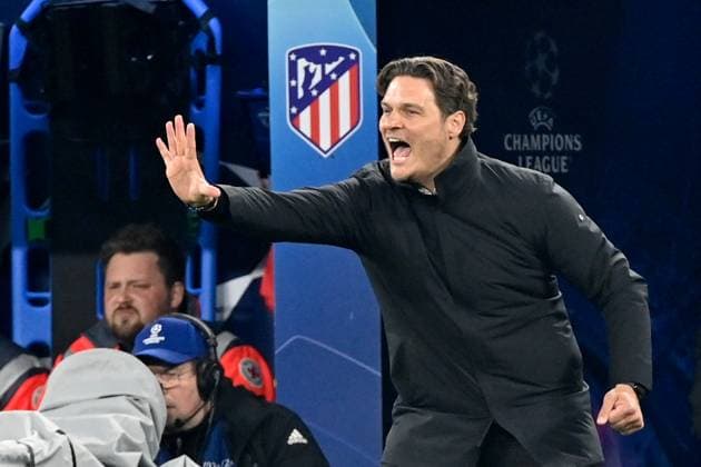 16 04 2024, xjrdrx, football UEFA Champions League, Borussia Dortmund Atletico Madrid emspor, v l coach Edin Terzic Borussia Dortmund gesticulates gives instructions with arms gesticulate gives instructions, gesticulate DFL DFB REGULATIONS PROHIBIT ANY USE OF PHOTOGRAPHS as IMAGE SEQUENCES and or QUASI VIDEO Dortmund