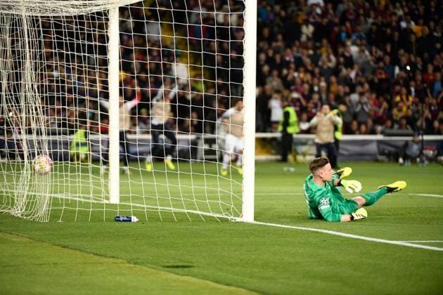 Marc-AndrÃ TER STEGEN (FCB), but de Kylian MBAPPE (PSG) sur penalty lors du quart de final retour de la Ligue des Champions opposant le FC Barcelona, Barca au Paris Saint Germain le 16 avril 2024 au Estadi Olimpic Lluis Companys a Barcelone, Espagne. FOOTBALL : FC Barcelone vs Paris Saint Germain - Ligue des Champions - 16 04 2024 ValentinaClaret Panoramic 