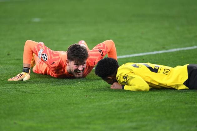 16 04 2024, Dortmund, Germany, Signal Iduna Park, Borussia Dortmund vs Atletico Madrid UEFA Champions League 2023 24 Quarter final Second Leg, Goalkeeper Gregor Kobel Borussia Dortmund and Ian Maatsen Borussia Dortmund cheer, cheer, cheer Photo Ralf Treese Dortmund Signal Iduna Park North Rhine Westphalia Germany 521_BVBATM20240416_045 Treese-521
