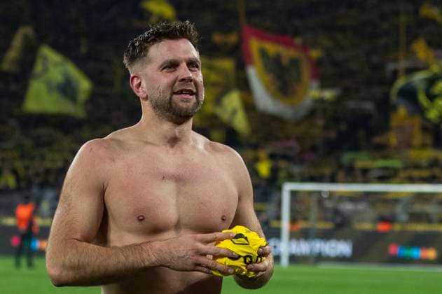UEFA Champions League, Borussia Dortmund Atletico Madrid, 16 04 2023 Niclas Füllkrug Borussia Dortmund, 14 gives away his jersey UEFA Champions League, Borussia Dortmund Atletico Madrid, second leg quarter-final, on 16 04 2023, Signal Iduna Park, Dortmund UEFA regulations prohibit any use of photographs as image sequences and or quasi video Copyright: xBEAUTIFULxSPORTS Meuselx