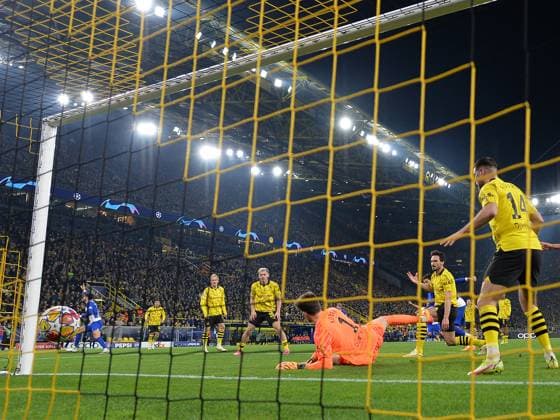 16 04 2024, Dortmund, Germany, Signal Iduna Park, Borussia Dortmund vs Atletico Madrid UEFA Champions League 2023 24 Quarter final Second Leg, Mats Hummels Borussia Dortmund Goal to 2 1, Own goal Photo Ralf Treese Dortmund Signal Iduna Park North Rhine Westphalia Germany 521_BVBATM20240416_056 Treese-521