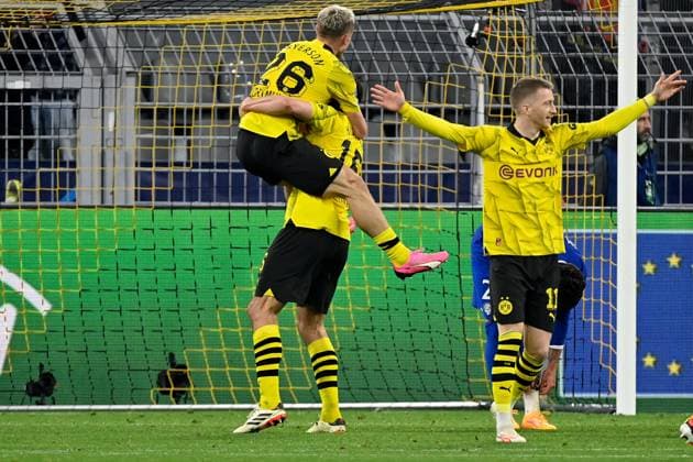 16 04 2024, xjrdrx, Soccer UEFA Champions League, Borussia Dortmund Atletico Madrid emspor, v l jubilation over the victory and the entry into the semi-finals of the Champions League at Borussia Dortmund Julian Ryerson Borussia Dortmund Mats Hummels Borussia Dortmund Marco Reus Borussia Dortmund DFL DFB REGULATIONS PROHIBIT ANY USE OF PHOTOGRAPHS as IMAGE SEQUENCES and or QUASI VIDEO Dortmund