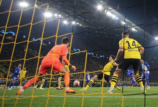Mats Hummels of Borussia Dortmund scores an own goal Borussia Dortmund v Atletico Madrid, UEFA Champions League, Quarter Final, Second Leg, Football, Signal Iduna Park, Dortmund, Germany - 16 Apr 2024 EDITORIAL USE ONLY No use with unauthorised audio, video, data, fixture lists, club league logos or live services. Online in-match use limited to 120 images, no video emulation. No use in betting, games or single club league player publications.  Copyright: xMichaelxZemanek Shutterstockx 14434932bz