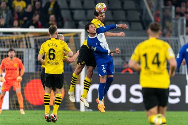 2024-04-16 Borussia Dortmund v Atletico Madrid - Quarter-final Second Leg - UEFA Champions League 2023 24 DORTMUND, GERMANY - APRIL 16: Mats Hummels of Borussia Dortmund battles for the ball with Jose Maria Gimenez of Atletico Madrid during the Quarter-final Second Leg - UEFA Champions League 2023 24 match between Borussia Dortmund and Atletico Madrid at Signal Iduna Park on April 16, 2024 in Dortmund, Germany. (Photo by Joris Verwijst BSR Agency) Dortmund Germany Content not available for redistribution in The Netherlands directly or indirectly through any third parties. Copyright: xBSRxAgencyx