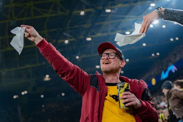Fan Dortmund with white scarf Borussia Dortmund vs Atletico Madrid, Football, UEFA Champions League, Quarterfinal Quarterfinal, 16 04 2024 DFL REGULATIONS PROHIBIT ANY OUSE OF PHOTOGRAPHS AS IMAGE SEQUENCES AND OR QUASI VIDEO Borussia Dortmund vs Atletico Madrid, Football, UEFA Champions League, Quarterfinal Quarterfinal, 16 04 2024 Dortmund Copyright: xEibner-Pressefoto BahhoxKarax EP_BVB