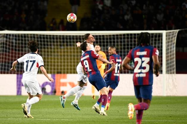Robert LEWANDOWSKI (FCB), Lucas HERNANDEZ (PSG) quart de final retour de la Ligue des Champions opposant le FC Barcelona, Barca au Paris Saint Germain le 16 avril 2024 au Estadi Olimpic Lluis Companys a Barcelone, Espagne. FOOTBALL : FC Barcelone vs Paris Saint Germain - Ligue des Champions - 16 04 2024 ValentinaClaret Panoramic 