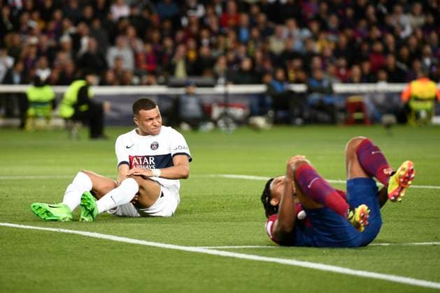 Jules KUNDE (FCB), Kylian MBAPPE (PSG) lors du quart de final retour de la Ligue des Champions opposant le FC Barcelona, Barca au Paris Saint Germain le 16 avril 2024 au Estadi Olimpic Lluis Companys a Barcelone, Espagne. FOOTBALL : FC Barcelone vs Paris Saint Germain - Ligue des Champions - 16 04 2024 ValentinaClaret Panoramic 