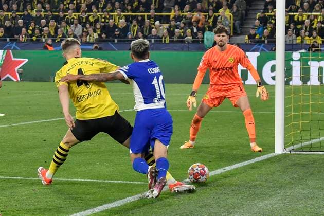 from left fighting for the ball Nico Schlotterbeck 4, Borussia Dortmund Angel Correa 10, Atletico Madrid Gregor Kobel 1, Borussia Dortmund 17 04 2024 Football, Champions League, Borussia Dortmund vs Atletico Madrid, Signal Iduna Park, Dortmund, NRW Germany Copyright: xpepphotox xHorstxMauelshagenx pep00321, pep_20240417_hm