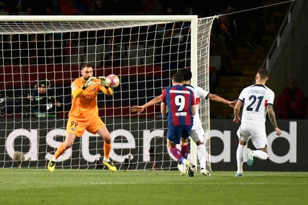 Arret Gianluigi DONNARUMMA (PSG) lors du quart de final retour de la Ligue des Champions opposant le FC Barcelona, Barca au Paris Saint Germain le 16 avril 2024 au Estadi Olimpic Lluis Companys a Barcelone, Espagne. FOOTBALL : FC Barcelone vs Paris Saint Germain - Ligue des Champions - 16 04 2024 ValentinaClaret Panoramic 