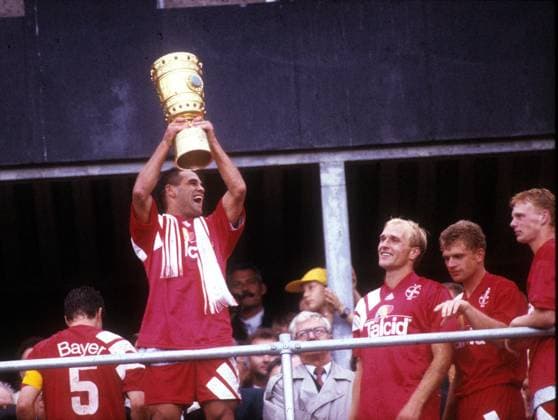 DFB Pokalfinale 1993 Bayer 04 Leverkusen - Hertha BSC Berlin (Amateure) 1:0 am 12.06.1993 in Berlin Ulf Kirsten (Bayer 04) hebt den Pokal hoch. Von links: Franco Foda (Nr. 5), Ulf Kirsten mit Pokal, Andreas Fischer, Martin Kree und Markus Happe. *** DFB Cup Final 1993 Bayer 04 Leverkusen Hertha BSC Berlin Amateurs 1 0 on 12 06 1993 in Berlin Ulf Kirsten Bayer 04 lifts the cup From left Franco Foda No 5 , Ulf Kirsten with cup, Andreas Fischer, Martin Kree and Markus Happe HM