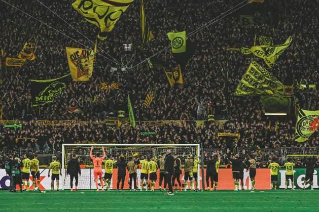 Dortmund team celebrates with the fans, Borussia Dortmund vs Atletico Madrid, Football, Champions League, Round of 16, 16 04 2024 Dortmund North Rhine-Westphalia Germany Copyright: xkolbert-press MarcxNiemeyerx