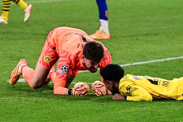 Gregor Kobel 1 Borussia Dortmund cheers with Ian Maadsen 22 Borussia Dortmund , Borussia Dortmund vs Atletico Madrid, Football, Champions League, Round of 16, 16 04 2024 Dortmund North Rhine-Westphalia Germany Copyright: xkolbert-press MarcxNiemeyerx