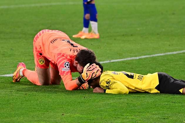 Gregor Kobel 1 Borussia Dortmund cheers with Ian Maadsen 22 Borussia Dortmund , Borussia Dortmund vs Atletico Madrid, Football, Champions League, Round of 16, 16 04 2024 Dortmund North Rhine-Westphalia Germany Copyright: xkolbert-press MarcxNiemeyerx