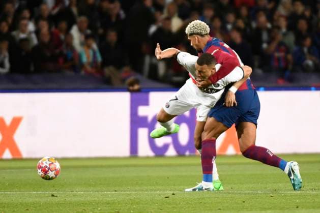 Kylian MBAPPE (PSG), Ronald ARAUJO (FCB) lors du quart de final retour de la Ligue des Champions opposant le FC Barcelona, Barca au Paris Saint Germain le 16 avril 2024 au Estadi Olimpic Lluis Companys a Barcelone, Espagne. FOOTBALL : FC Barcelone vs Paris Saint Germain - Ligue des Champions - 16 04 2024 ValentinaClaret Panoramic 