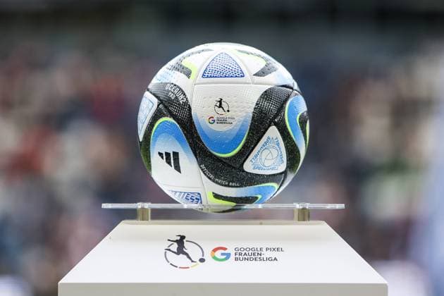 Fussball, 3.Liga Saison 2023 24 18.Spieltag MSV Duisburg - FC Bayern München 14.04.2024, schauinsland-reisen-arena Spielball von Adidas mit dem Logo der Google Pixel Frauen Bundesliga auf einer Ballstehle Duisburg schauinsland-reisen-arena Nordrhein-Westfahlen Deutschland *** Sports, football, 3 Liga season 2023 24 18 matchday MSV Duisburg FC Bayern Munich 14 04 2024, schauinsland reisen arena match ball from Adidas with the logo of the Google Pixel Womens Bundesliga on a ball steal Duisburg schauinsland reisen arena Nordrhein Westfahlen Germany
