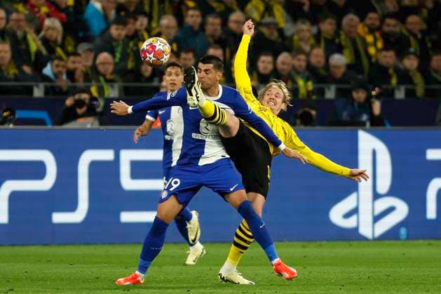 (240417) -- DORTMUND, April 17, 2024 -- Julian Brandt (R) of Borussia Dortmund vies with Alvaro Morata (C) of Atletico de Madrid during the UEFA Champions League quarterfinal 2nd Leg football match between Borussia Dortmund and Atletico de Madrid, in Dortmund, Germany, April 16, 2024. (Photo by Xinhua) (SP)GERMANY-DORTMUND-FOOTBALL-UEFA CHAMPIONS LEAGUE-DORTMUND VS ATLETICO DE MADRID JoachimxBywaletz 