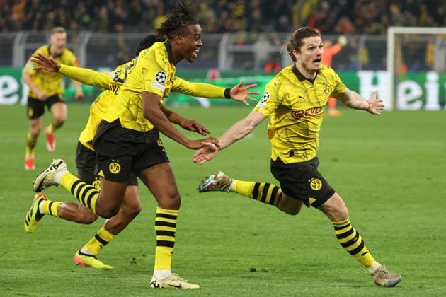Champions League Borussia Dortmund Atletico Madrid on 16 04 2024 at Signal Iduna Park in Dortmund Cheers, goal celebration, goal scorer, goal scorer Marcel Sabitzer Dortmund 20 celebrates with the team after his goal to make it 4 to 2 MH