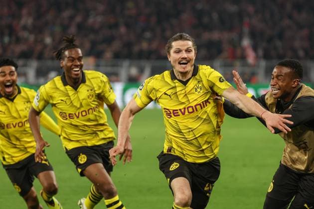 Champions League Borussia Dortmund Atletico Madrid on 16 04 2024 at Signal Iduna Park in Dortmund Cheers, goal celebration, goal scorer, goal scorer Marcel Sabitzer Dortmund 20 cheers after his goal to make it 4 to 2 with Ian Maatsen Dortmund 22 and Jamie Bynoe Gittens Dortmund 43 MH