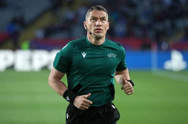 Barcelona v PSG - Champions League Referee Istvan Kovacs is officiating the match between FC Barcelona, Barca and PSG for the Quarter-Final of the UEFA Champions League at the Olympic Stadium Lluis Companys in Barcelona, Spain, on April 16, 2024. Barcelona Spain  Copyright: xUrbanandsportx originalFilename:urbanandsport-fcbarcel240416_npqvF.jpg
