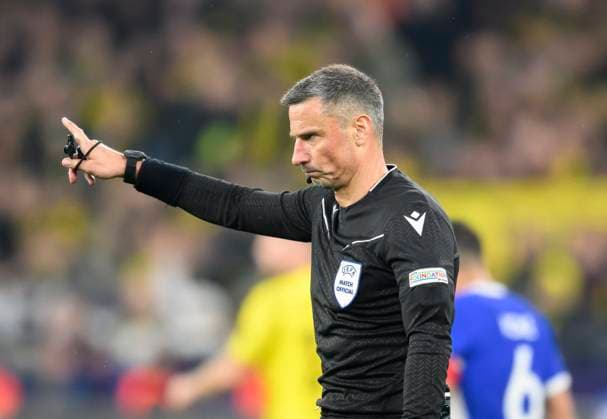 Referee Slavko VINCIC SLO Gesture, gesture Football Champions League, quarter-final, second leg, Borussia Dortmund DO Atletico Madrid AM 4 2, am 16 04 2024 in Dortmund Germany UEFA regulations prohibit any use of photographs as image sequences and or quasi video Â